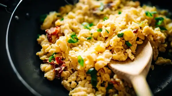 ¿Qué sucede si dejas reposar los huevos rotos antes de revolverlos?