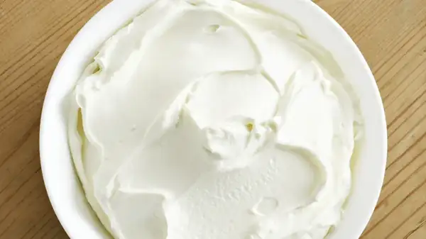 Con condimentos y papel de aluminio, el queso crema puede ser un aperitivo por sí solo