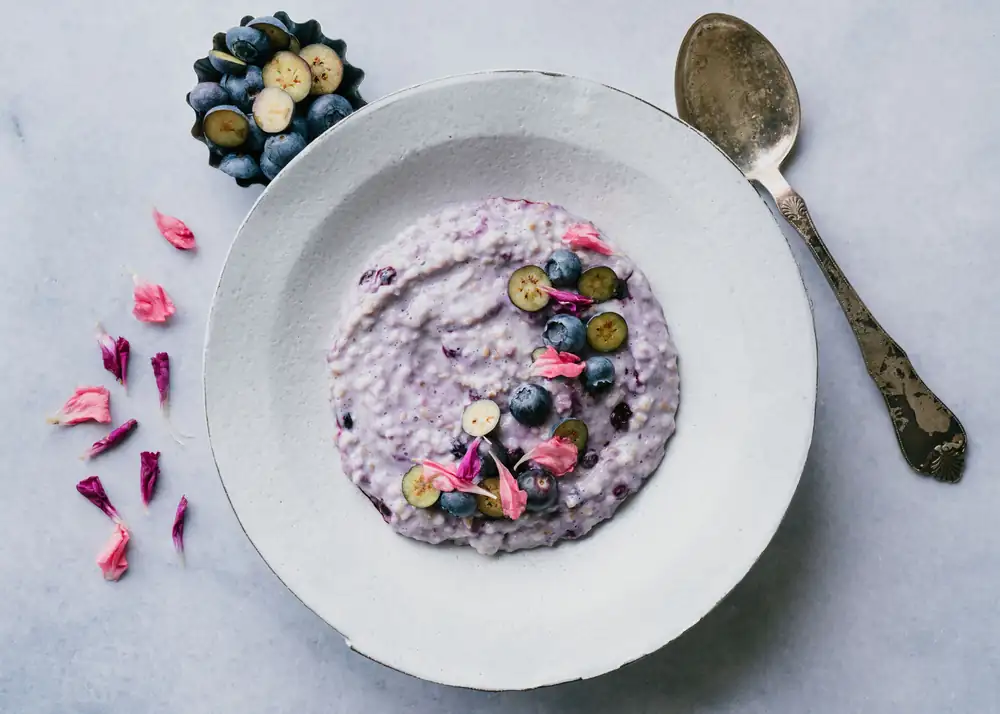 Oatmeal with blueberries