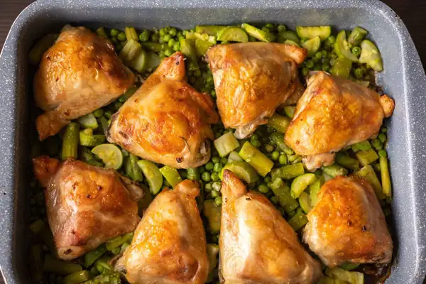 El pollo al horno en una sola bandeja de Nigella Lawson es “deliciosamente tierno” e ideal para familias