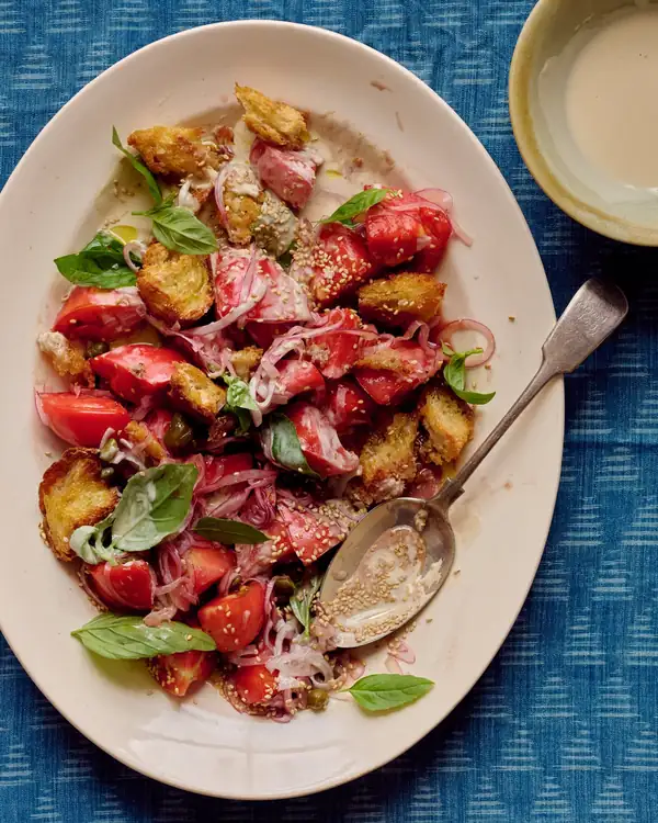 En alabanza de lo amargo: las recetas de Alexina Anatole para la panzanella de tahini y la farinata de maíz al curry