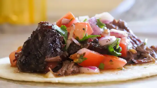 Tacos de carrilleras de res ahumadas (barbacoa)