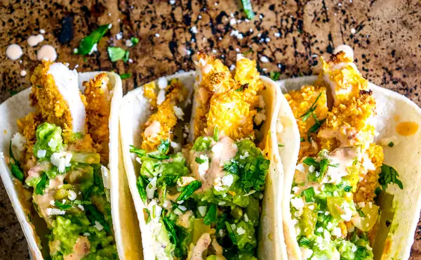 Crispy Chicken Tacos con Chipotle Crema y guacamole