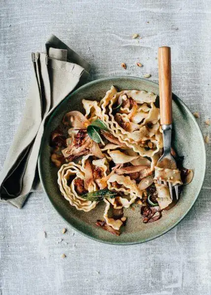 Vegetarian pasta with shallots