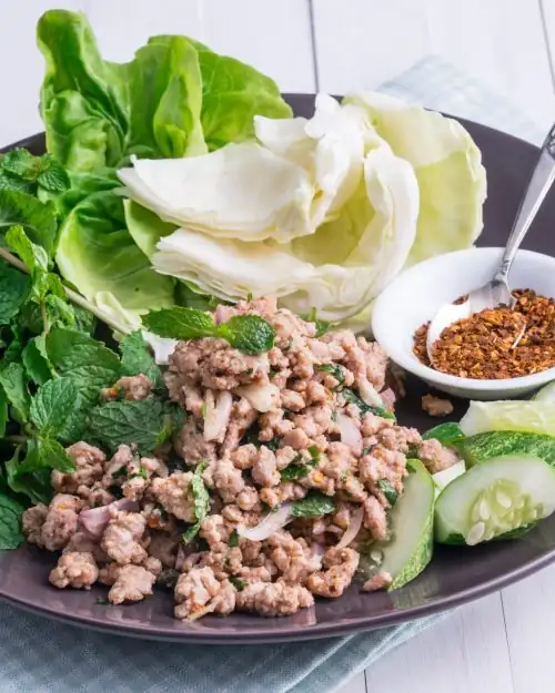 ensalada tailandesa de cerdo laab