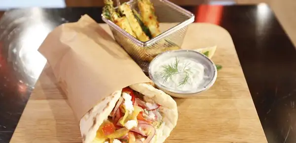 Así se preparan unos jugosos gyros de pollo con crujientes patatas fritas de calabacín