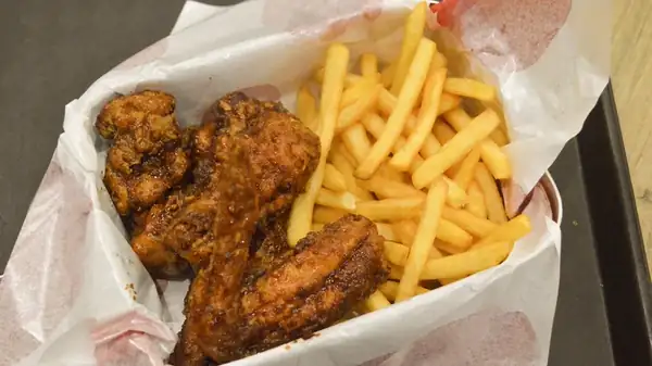 The Sweet Seasoning You Wouldn't Expect In Wingstop's Fries