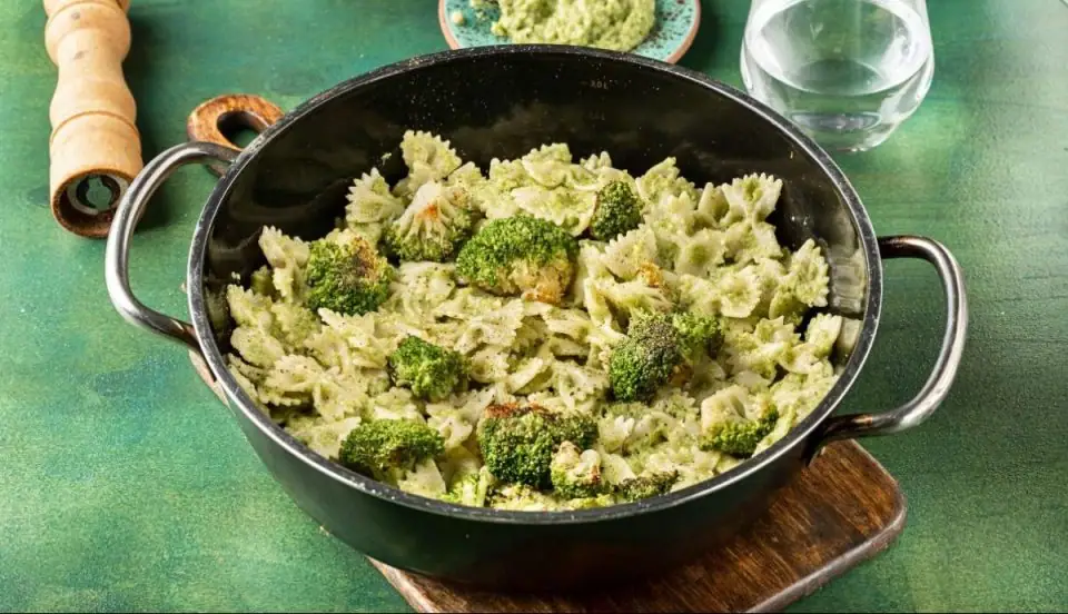 Farfalle con pesto de brócoli