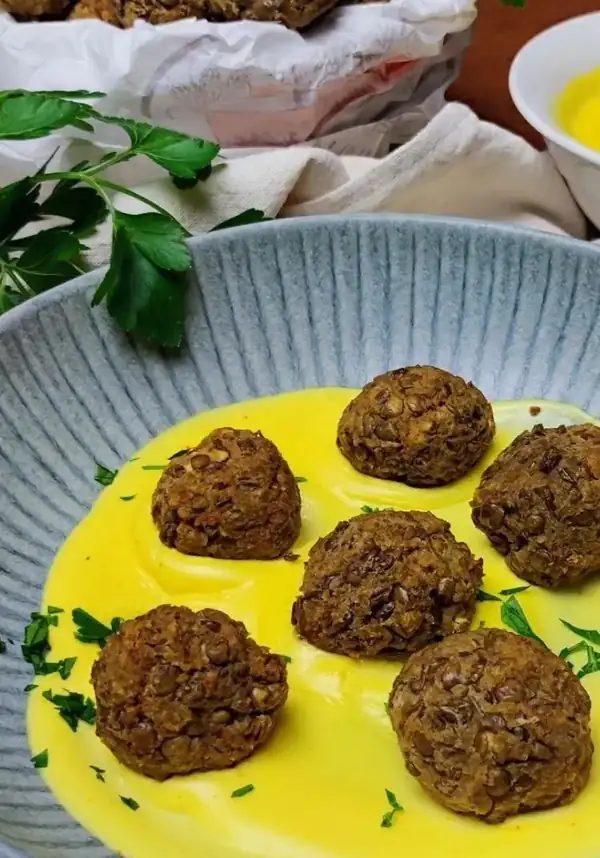 Lentil meatballs with saffron sauce