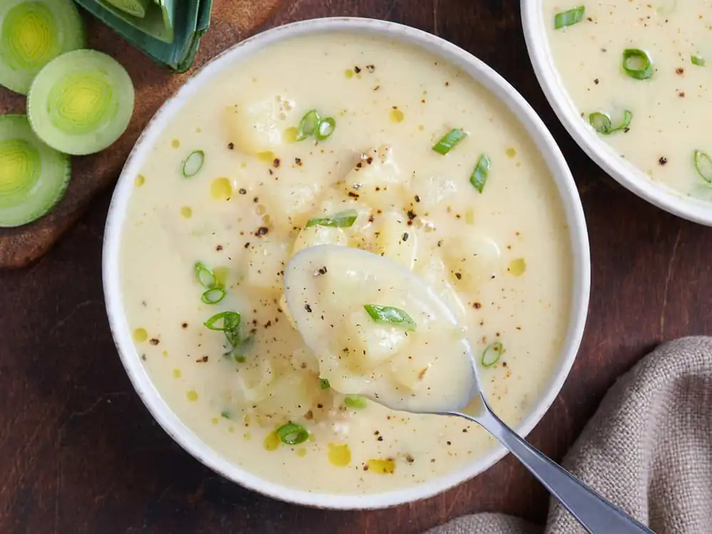 Cuando quiero una comida reconfortante pero ligera, preparo sopa de patata y puerro