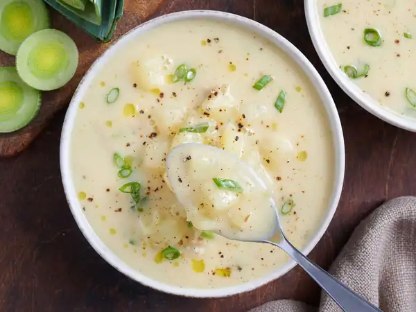 Cuando quiero una comida reconfortante pero ligera, preparo sopa de patata y puerro