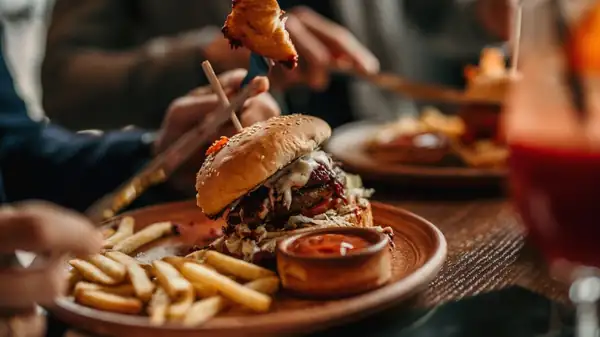 Encuentra los mejores restaurantes pequeños y auténticos de cualquier ciudad siguiendo estas pistas