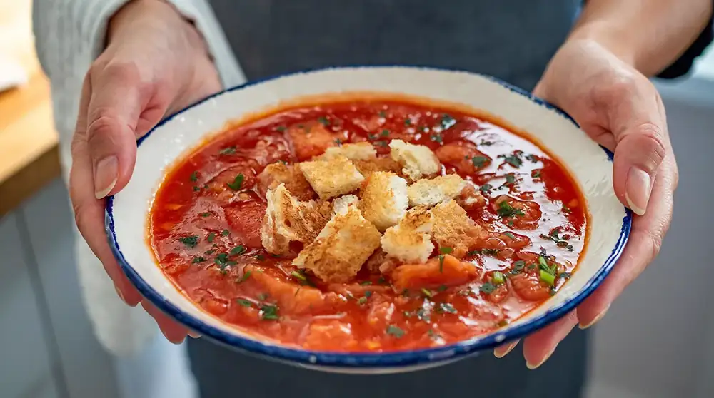 Sopa de tomate con picatostes
