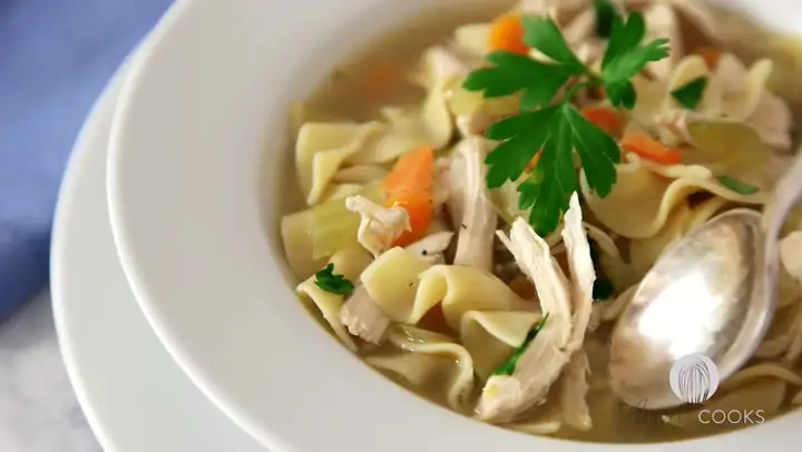 Sopa de fideos con pollo casera fácil de preparar en 30 minutos