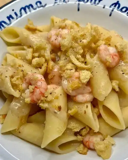 Pennoni con judías cremosas, gambas y crumble de pan de limón
