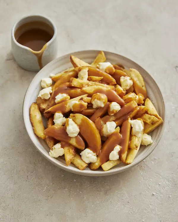 Poutine canadiense clásico