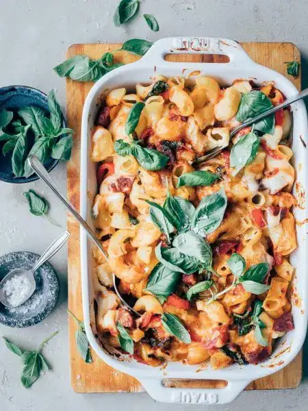 Oven pasta with creamy cheese sauce