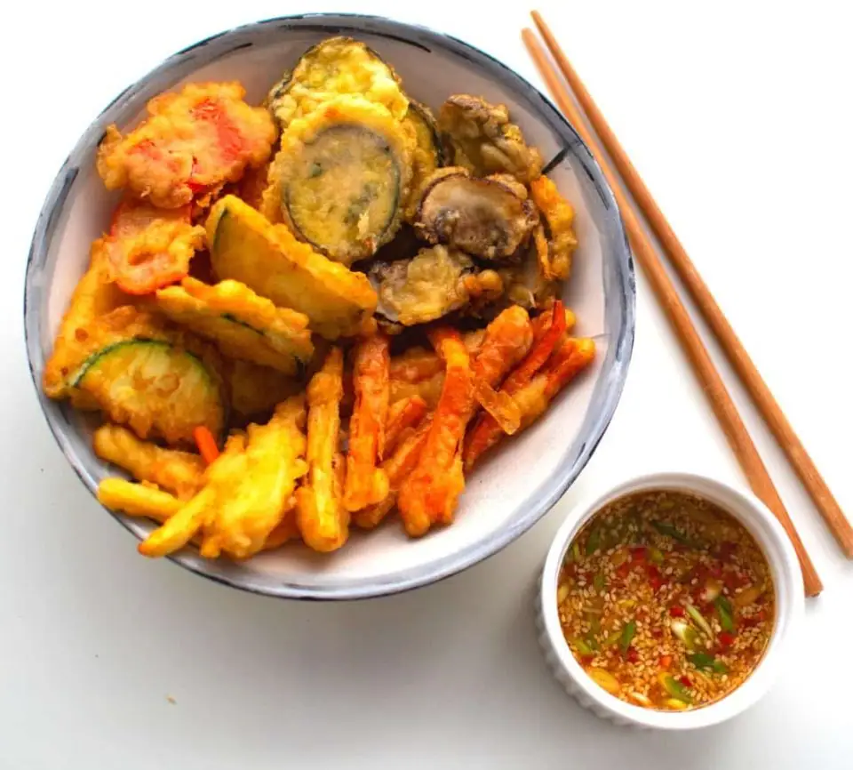 Tempura de verduras con salsa de soja y chile