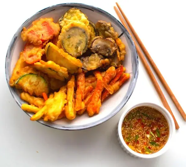Tempura de verduras con salsa de soja y chile