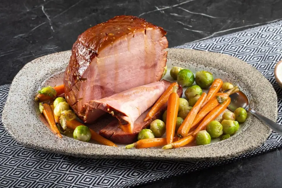 Jamón glaseado con miel, ajo y canela