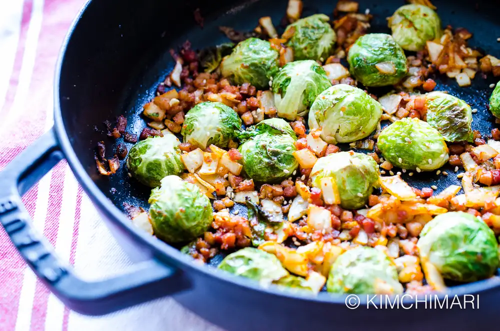Receta fácil de coles de Bruselas con kimchi y panceta