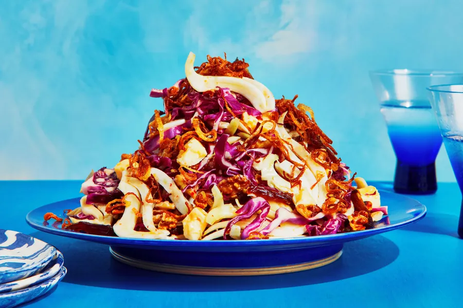 Ensalada crujiente de verduras con dátiles y chalotas fritas.