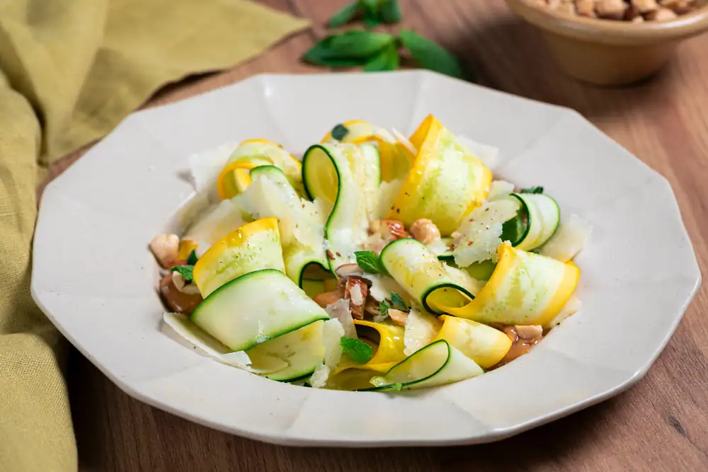 Carpaccio de calabacín amarillo y verde con frutos secos variados
