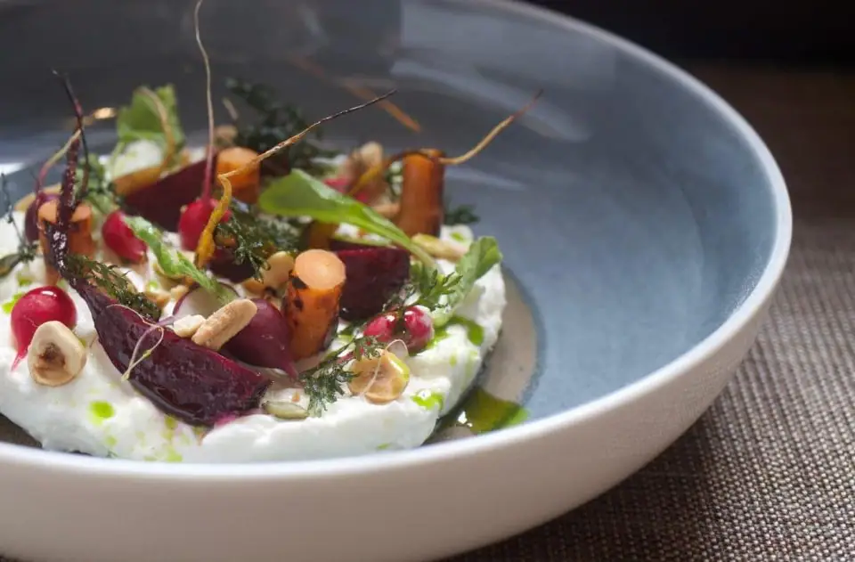 Ensalada de stracciatella con verduras, raíces y frutos secos