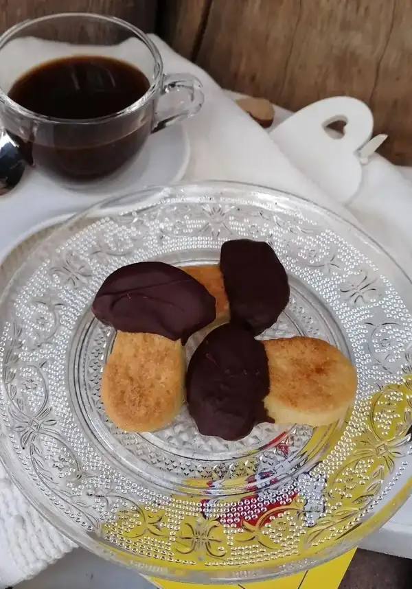 Shortcrust mushrooms with oil, saffron and dark chocolate