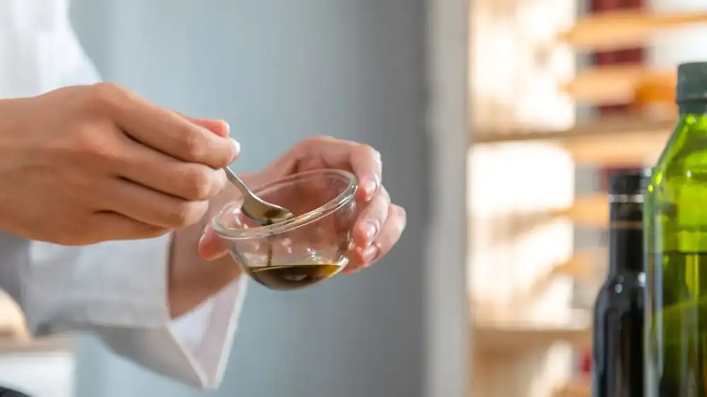 The chefs are categorical: “For a successful vinaigrette, always add the olive oil at this point” and no other.