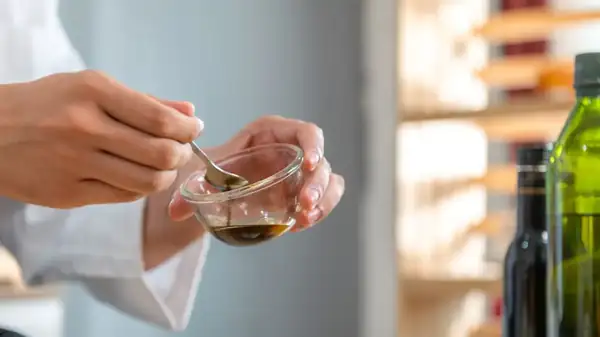 The chefs are categorical: “For a successful vinaigrette, always add the olive oil at this point” and no other.