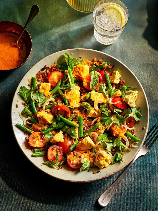 Crispy five-grain Thai-style salad