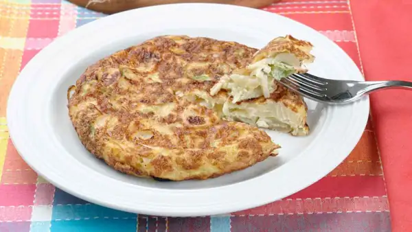 Tortilla de cebolla, con un dulzor inesperado (y una química que la hace irresistible)