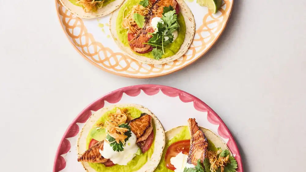 Tacos de salmón picantes en 20 minutos, del nuevo libro de Jamie Oliver