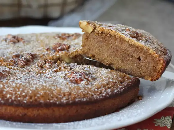 Gluten-free walnut cake with only 4 ingredients: the easiest and juiciest classic