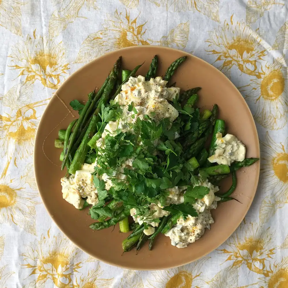 Green asparagus salad with egg