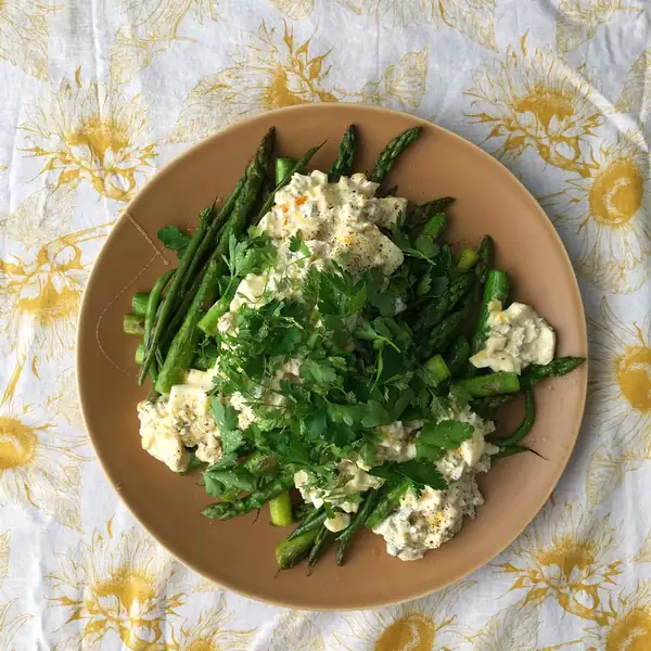 Green asparagus salad with egg